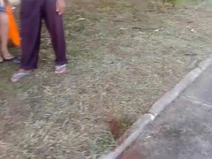 Pinguco mijando na calcada do bar 4