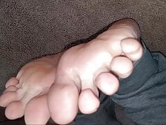 I really want & need someone to fuck my little bare feet & suck my toes