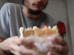 Dando uma mijada e comendo um hamburgao de uma vez