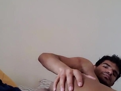 latino wondrous juega en su cama mostrando su stellar y perfecto donk