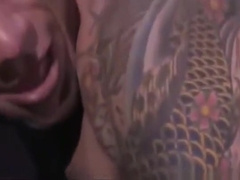 AsiГУtico maduro recibe un doble fisting salvaje por un joven blanco