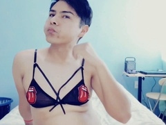 Joven fag caliente manoseandose en su habitacion