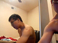 Anh trai đeo kính sọc lọ