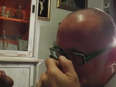 Saugender Nachbar: Amateur-Oral job von einem Muskelprotz