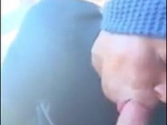 Novinho mama rolao e toma gala no carro 7