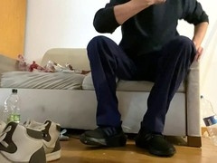 Str8 dude's feet in focus