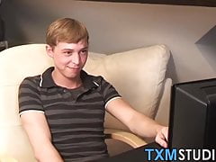 Pretty amateur teenager Timmy Slater masturbates solo