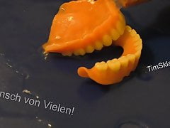 Pisse meine Prothese voll und nehme sie wider in Mund