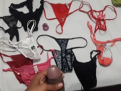 Brincando com as calcinhas fio dental da sogrinha
