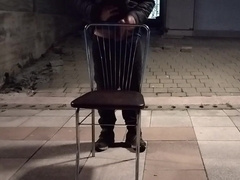 un baiat face romp cun scaun pe faleza pana as ilibereaza sperma futund scaunu