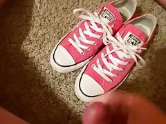 Cumming on my girlfriends pink converse