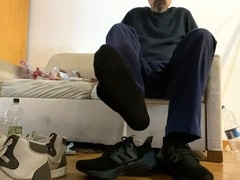 Str8 dude's feet in focus