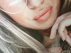 Amateur Nutte auf die Brille gepisst