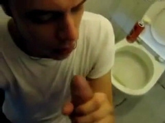 Cum-hungry guy gets a tasty treat in a public restroom 2
