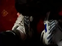 Lambendo gostoso os tenis Nike Tn do irmao