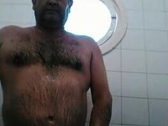 Osito caliente con una gran polla se ducha y se pajea. 3