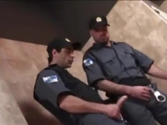 Argentina , Cruising en baño publico , se lo cogen los de seguridad