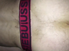 Un ours mature baise une plus jeune sans capote