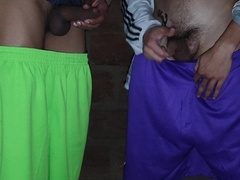 Orinando y follando junto a mi amigo en la construcción