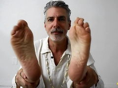 DILF Richard Lennox Flashes Off His Soles In Yoga Sesh