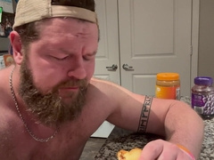 Dangled White Bodybuilder Makes a Jism Sandwich with Numerous Fountains