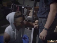 Intrusion et arrestation musclée : une parodie de sexe gay totalement déjantée !