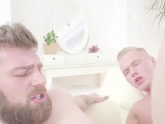 Naked babe with huge tits goes full mode in bi-sexual threesome
