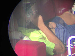 Jeune mec hétérosexuel se branle sur sonnie canapé devant sa fenêtre