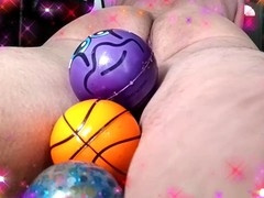 Elgloton plays with balls