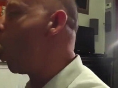 Saugender Nachbar: Amateur-Oral pleasure von einem Muskelprotz