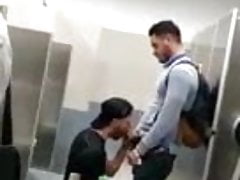 il ricchione me lo prende in bocca