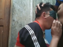 habang nag luluto nagpa chupa sa kusina