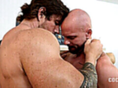 Bez ochrany, big muscle bear, small cock bear