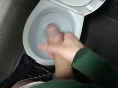 RISKY! STROKING OFF IN PUBLIC WC (23cm)Teenage Fellow