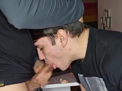 Süßer 18Jähriger isst das vollgewixte Plätzchen, ganzes Flick mit Cum-Shot und schlucken