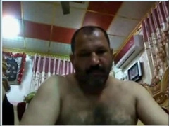 Punheta do maduro arabe 5