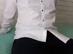 Chico en camisa se calienta y termina masturbandose