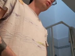 Esibizionista fa pipì e si prepara per sborrare