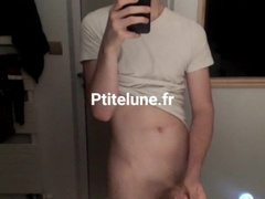 Un ado se touche avant de prendre sa shower