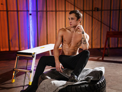 Muscular lads hook up in a creamy mix and share everything on cam